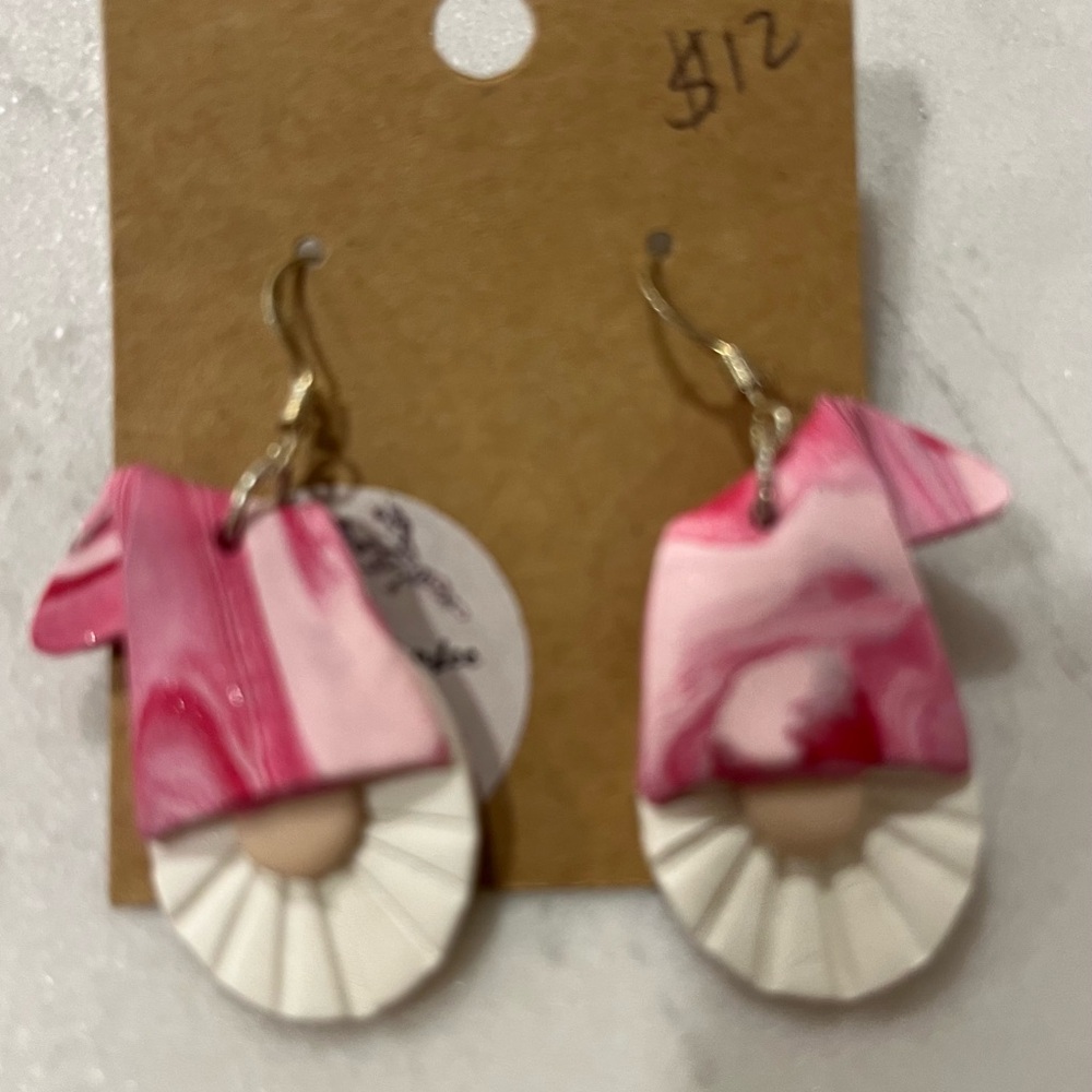 NWT Ladies pink and white holiday gnome polymer clay earrings.